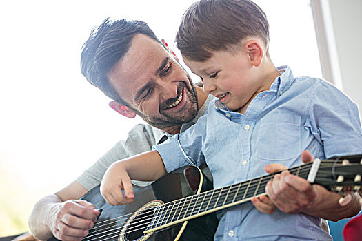 父亲,教育,儿子,演奏,吉他,客厅