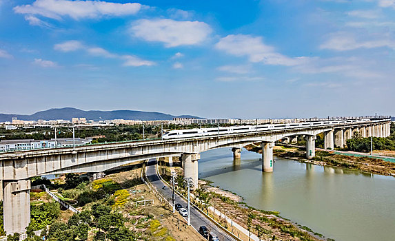 江苏省南京市高铁动车铁路桥梁建筑
