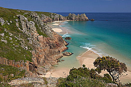 金色,沙子,蓝绿色海水,海滩,悬崖,石头,远景