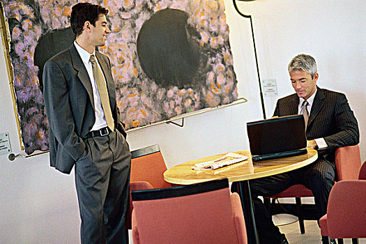 商务人士,交谈,休息室,一个,使用笔记本,电脑