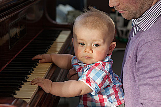 婴儿,琴键