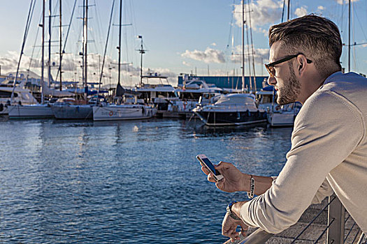 男青年,智能手机,港口,萨丁尼亚,意大利