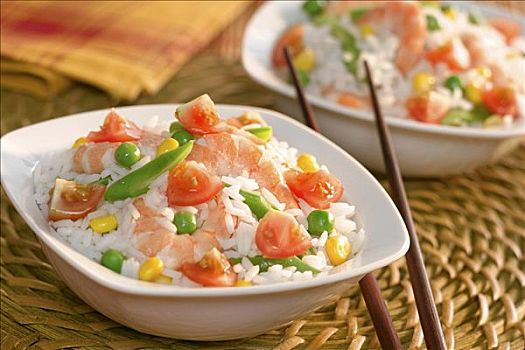 米饭,蔬菜沙拉,对虾