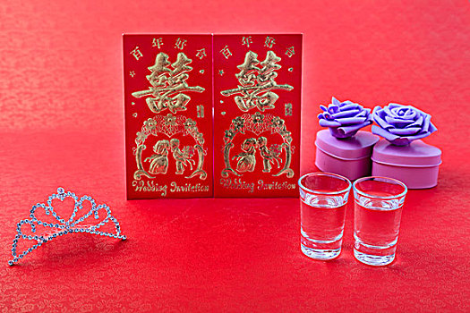 水晶皇冠婚礼请柬紫色玫瑰花礼盒和透明酒杯