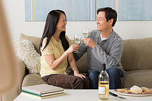 夫妻,坐,沙发,祝酒,白葡萄酒