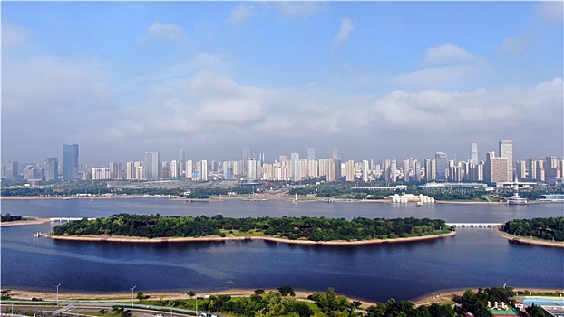 山东省日照市,蓝天白云碧水映衬下的高楼大厦,尽显生态和谐之美