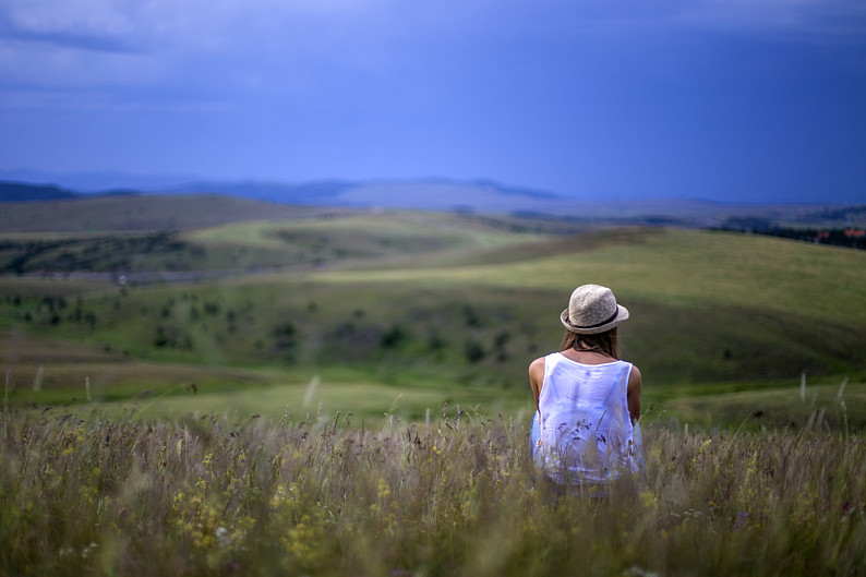 女孩,草,坐,绿色,照片,背影_高清图片_全景视觉