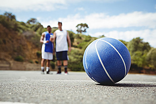 蓝色,篮球,地上,运动员,站立,背景,球场