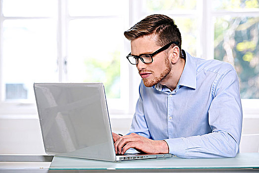 男人,蓝衬衫,玻璃,胡须,严肃,窗户,模糊,背景,坐,打字,电脑,笔记本电脑