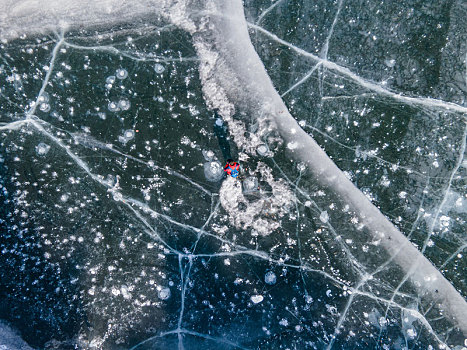 航拍结冰的湖面