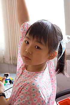 拍摄于亚洲,中国,上海,做游戏的女孩