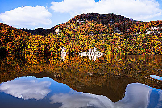 秋染白山湖