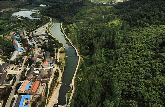 山东省日照市,航拍山清水秀的小山村,绿色生态画卷惹人爱怜