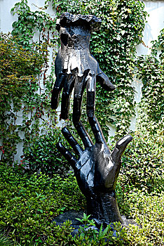 两只手相触雕塑