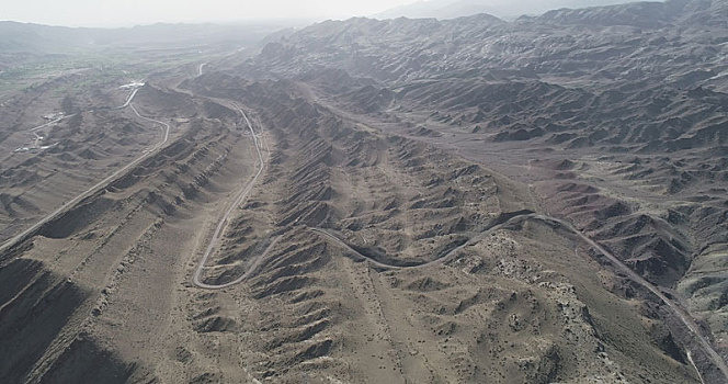 新疆哈密,航拍天山山区的地质构造与山区公路