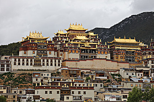 松赞林寺全景