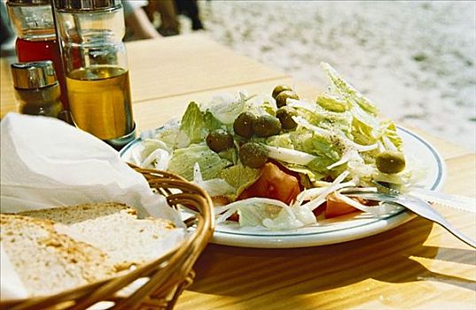 希腊沙拉,农夫面包,桌上,户外