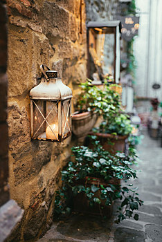 欧式古城中的复古手提灯笼挂饰和小路