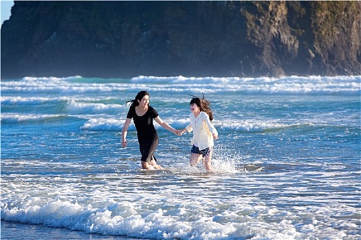两个,姐妹,跑,波浪,海洋,一起