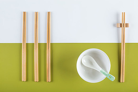 餐桌上公用的筷子和勺子,公勺公筷创意图片
