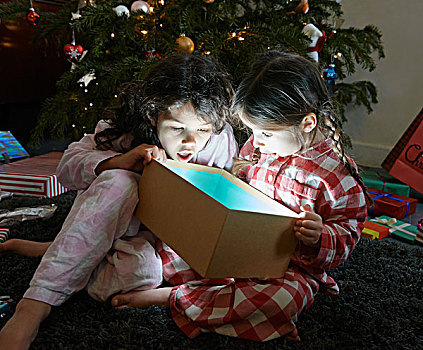 两个,姐妹,张嘴,打开,发光,圣诞礼物,盒子