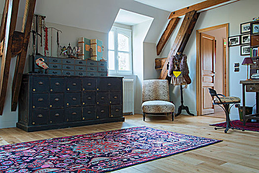 地毯,木地板,正面,旧式,衣柜,靠近,窗户,扶手椅,角
