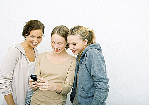 三个,美女,朋友,看,手机,一起,微笑