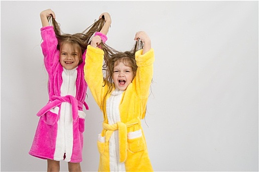 两个女孩,浴袍,湿发