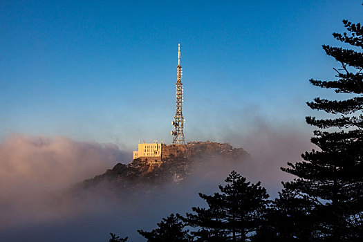 中国安徽黄山风景区,冬日雪后奇峰怪石林立,云雾飘渺宛若仙境