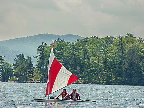 两个男人,小,帆船,乔治湖,纽约,美国