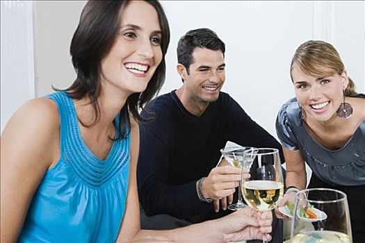 三个,朋友,喝,葡萄酒,微笑,一起