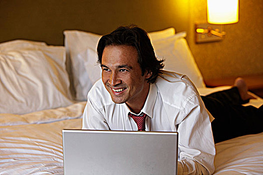 男人,躺着,床,微笑,工作,笔记本电脑