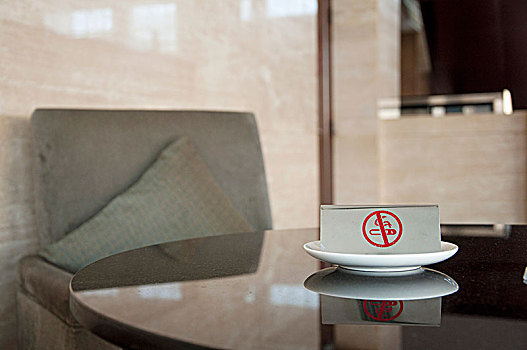 放置在桌子上的禁止吸烟标志牌