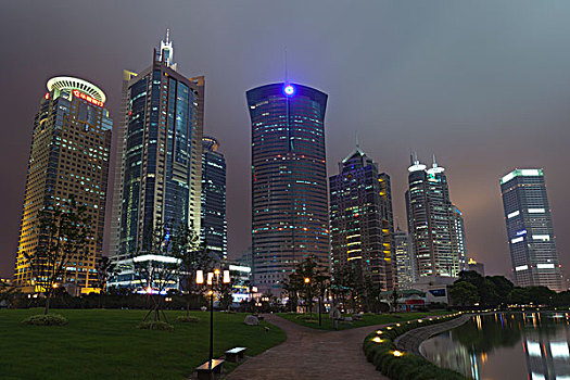 上海浦东陆家嘴中心绿地的夜景