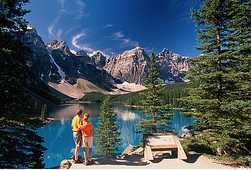 伴侣,冰碛湖,班芙国家公园,艾伯塔省,加拿大