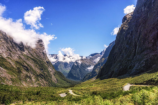 米尔福德路,山谷