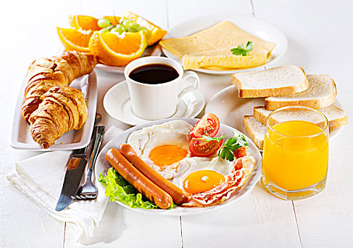 早餐,煎鸡蛋,牛角面包,果汁,咖啡,水果