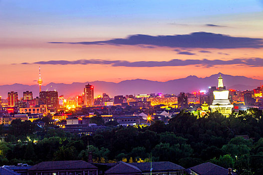 夜幕降临前的北京北海公园白塔与西山
