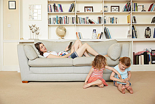 孕妇,倚靠,沙发,智能手机,女儿,坐在地板上,绘画