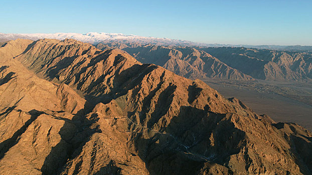 新疆哈密,雪山干热河谷