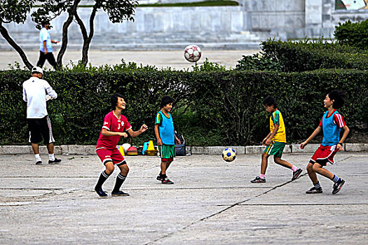 朝鲜,举国之力办体育体制下街头踢足球的少年