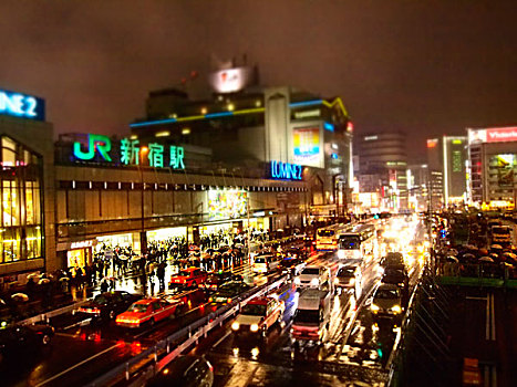 下雨,夜晚,高峰时间,新宿站