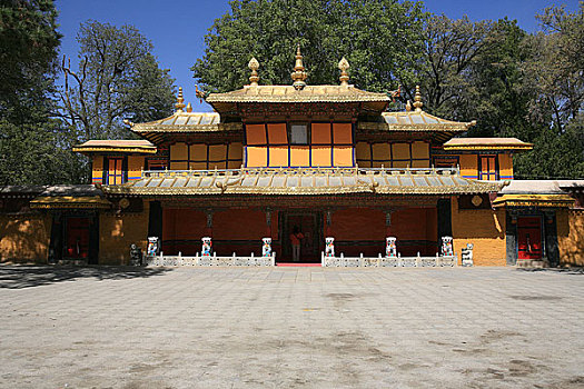 西藏拉萨市罗布林卡寺大门