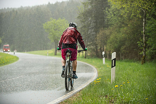 男人,骑自行车,倒出,雨,向上,上升