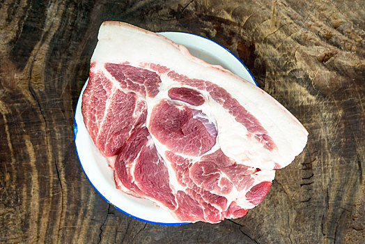 优质精选的猪肉摆放在陈旧的木板上