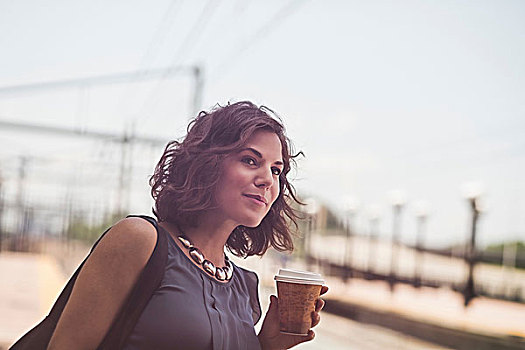中年,女人,等待,火车站,拿着,咖啡杯