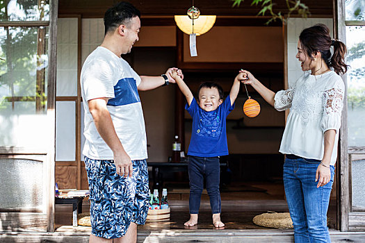 日本人,男人,女人,站立,门廊,传统,日式房屋,玩,小男孩,握手