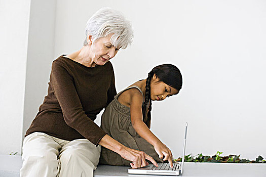 老年,女人,坐,后面,孙女,打字,笔记本电脑,一起