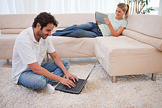 女人,平板电脑,男朋友,笔记本电脑