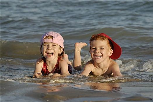 两个孩子,卧,水,海滩,乐趣